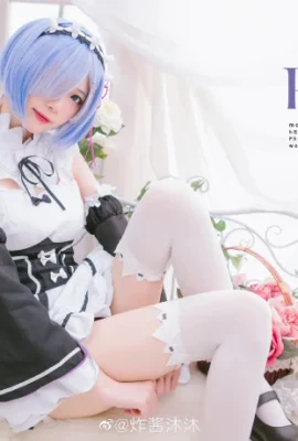 《Re：從零開始的異世界生活》性感雷姆女僕Cosplay【CN：炸醬沐沐】 (13 圖片)