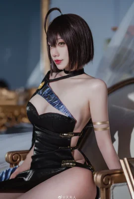 天夫人《碧藍航線》巴爾的摩性感巨乳禮服cos美圖(14 照片)