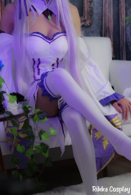 六花 Cosplay – 艾米莉亞