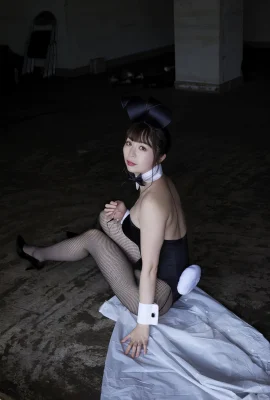 (星那美月) 兔女郎萬惡的身材黑絲誘惑 (46 照片)